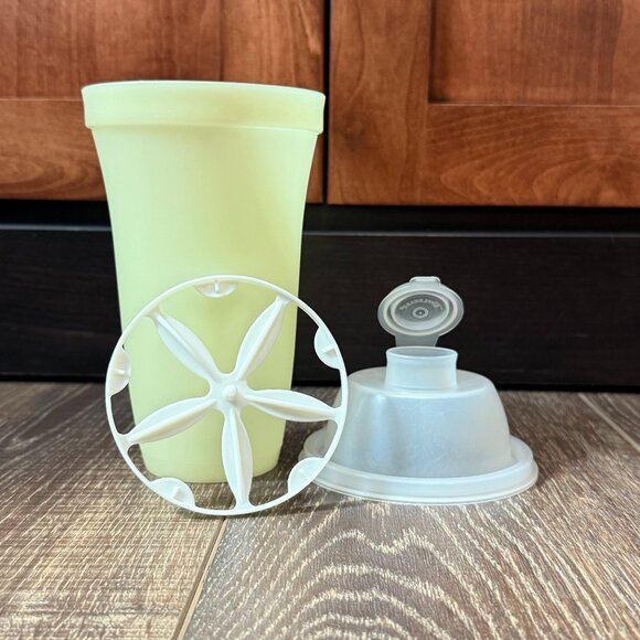 Tupperware Quick Shake Container with Insert - Picture 1 of 16